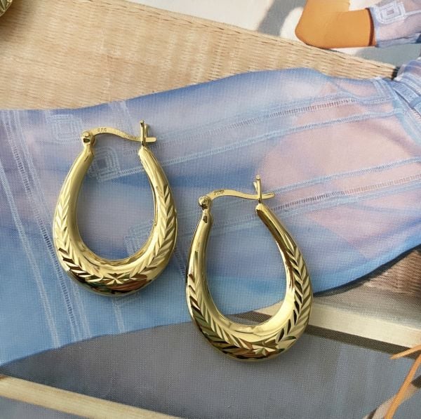 OVAL ÇİZİM DETAYLI HALKA KÜPE