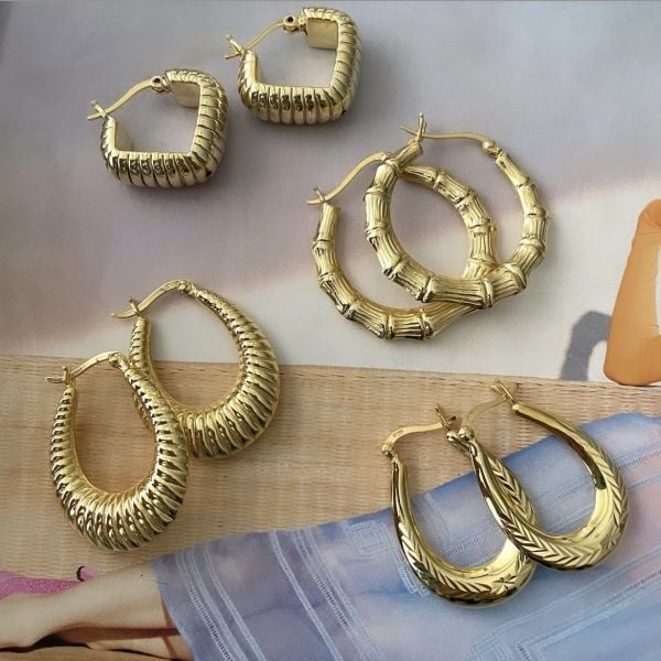 OVAL ÇİZİM DETAYLI HALKA KÜPE