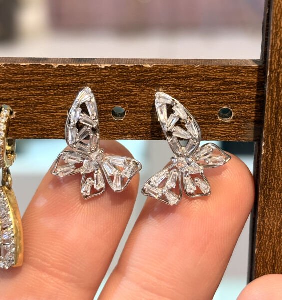 KRİSTAL KELEBEK KÜPE