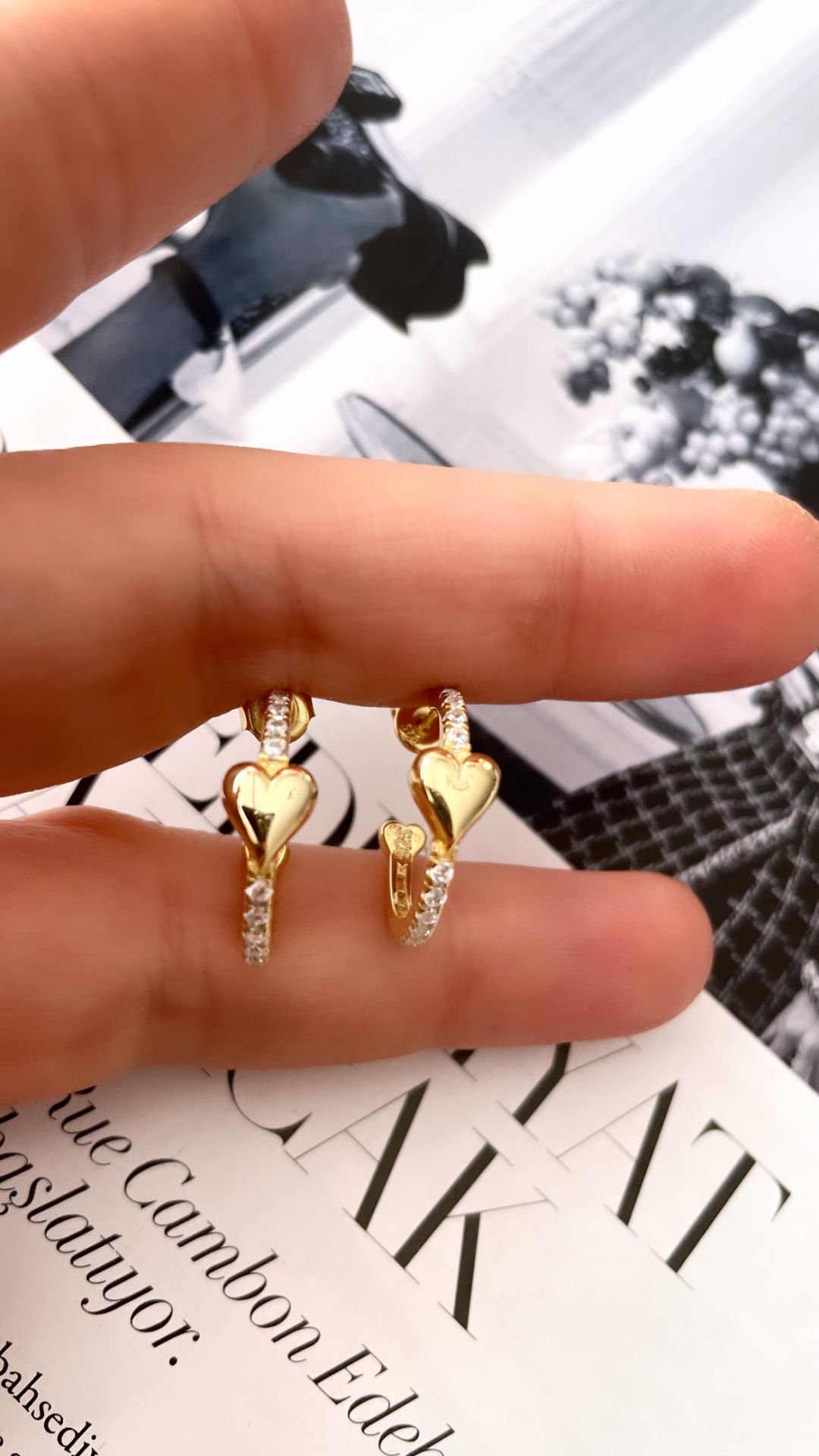 KALP DETAY TAŞLI HALKA KÜPE