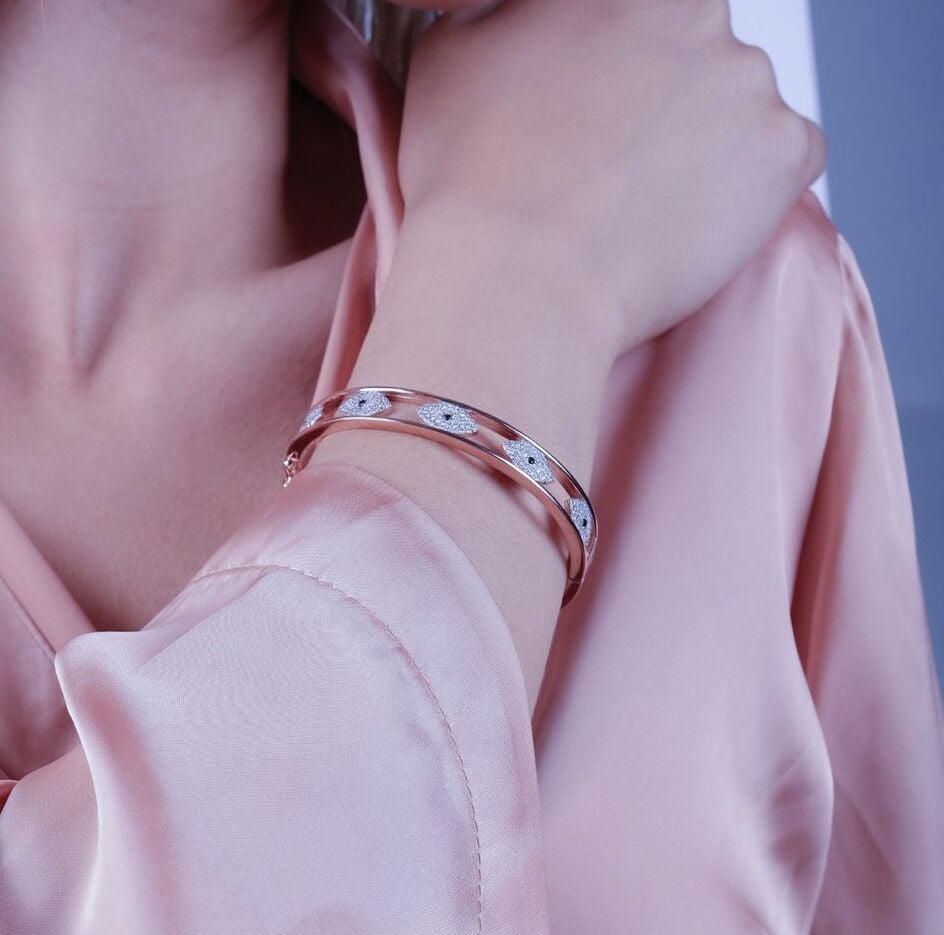 TASARIM GÖZ DETAY KELEPÇE